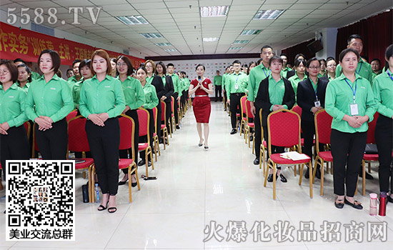 老師很認真的給我們指導(dǎo) 老師很認真的給我們指導(dǎo)