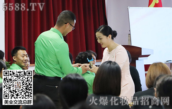 老師在和我們互動(dòng) 老師在和我們互動(dòng)