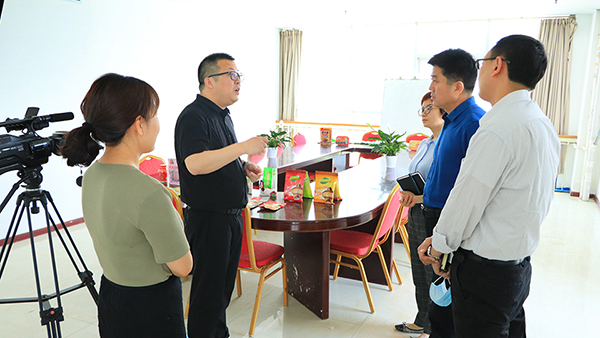 熱烈歡迎石佛園區(qū)運營中心魏主任一行蒞臨火爆網(wǎng)參觀指導(dǎo)!4 熱烈歡迎石佛園區(qū)運營中心魏主任一行蒞臨火爆網(wǎng)參觀指導(dǎo)!4