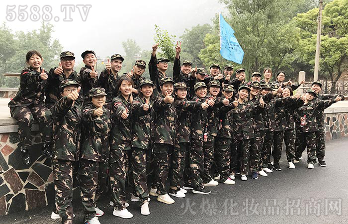 付出不亞于任何人的努力,全力以赴你總會(huì)有所收獲! 付出不亞于任何人的努力,全力以赴你總會(huì)有所收獲!