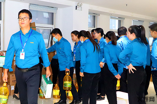 火爆家人領(lǐng)取中秋禮品 火爆家人領(lǐng)取中秋禮品