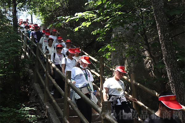 �Ͼ�ɽ���������˵���Ȼɽˮ