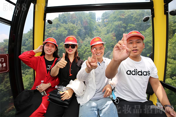 一家人,一條心,一個(gè)方向,一起前進(jìn)! 一家人,一條心,一個(gè)方向,一起前進(jìn)!